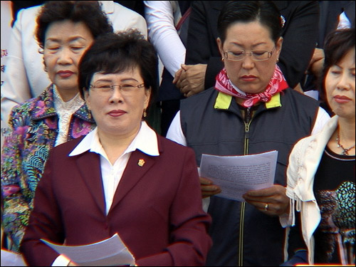 순천시여성단체협의회 주인숙 회장 (사진 가운데)이 기자 회견문을 낭독하고 있다 